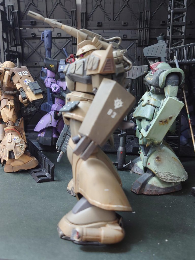 シールドは連邦用を半分に切って使用。 S字立ちが決まるように、首、胸部、腰部、股関節、足首を改修。