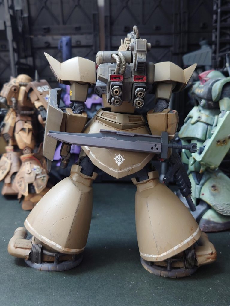 ランドセルは旧キットゲルググキャノンのものをディテールアップ。グフカスタム用のヒートサーベルには、鞘を設えました。