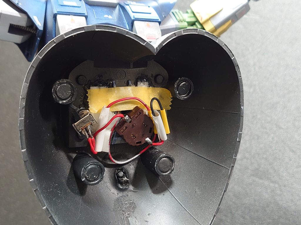 モノアイ電飾の電源とスイッチはスカート内部に、マグネットによるパかっとシステムで蓋が取れます。