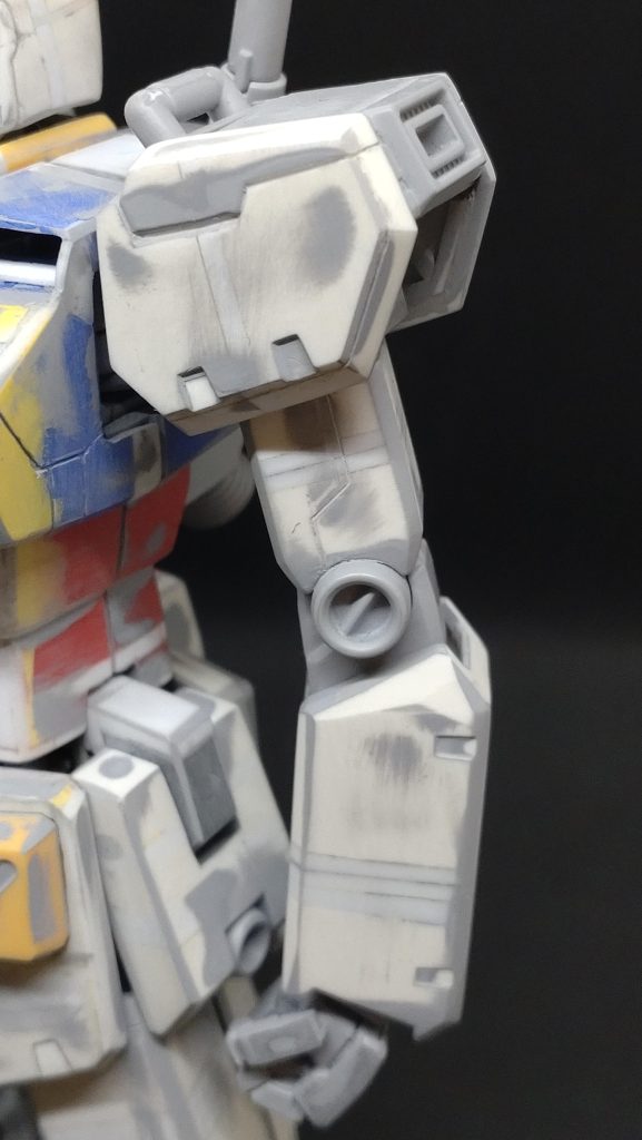 腕部プロポーション変更に合わせて延長。かなりスマートになりました。拳は、B-CLUBの「ハイディテールマニピュレータ」。当時物です。