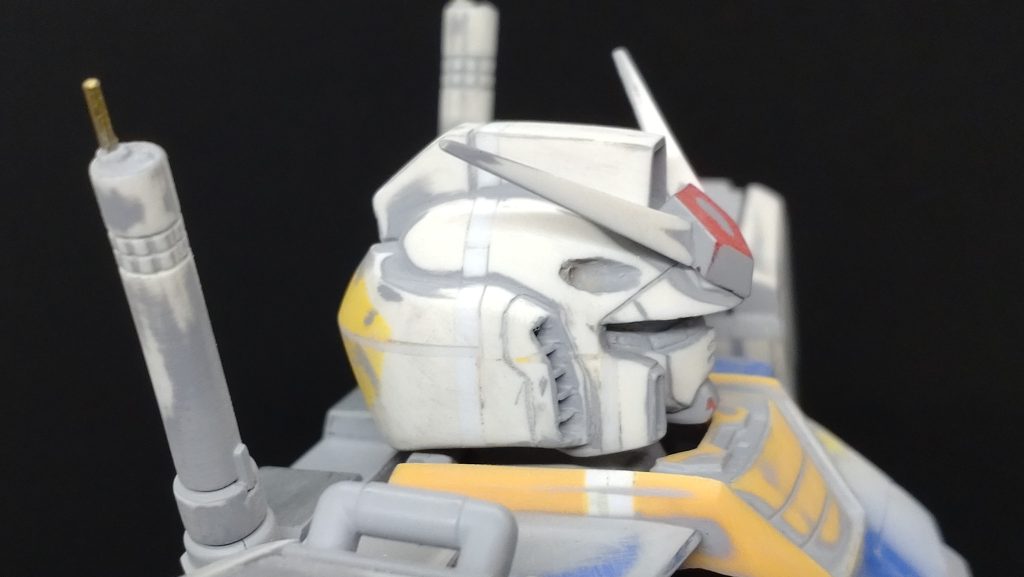 頭部大幅に形状変更しました。前後に延長して上下方向は幅詰めしてます。サイドのスリット部は、削り落としてプラ板で薄くしました。ツノは、長さが気になったのでVer.O.Y.Wに変更。