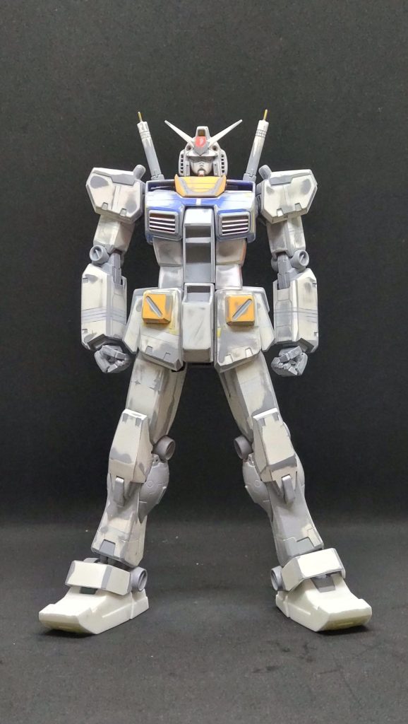 塗装前の状態あちこちに手を入れた跡が。手を入れなかったパーツは、ヘリウムコア、膝の「マルイチ」などほんの僅かです。