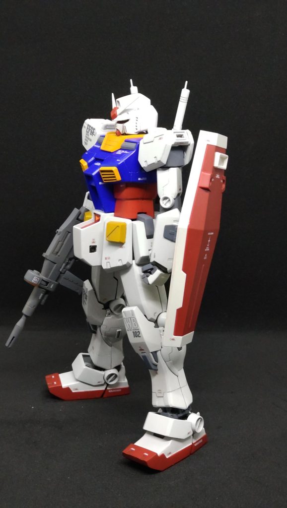 左斜めから膝アーマー部は、前に傾けるようにくさび状にプラ板を挟んで形状変更しています。