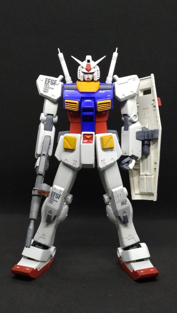 全身にわたってプロポーション変更を施しました。脛で3mm、太腿で4mm、腰部で2mm、腹部で4mmそれぞれ延長。それに合わせて、腕部も前腕で4mm、上腕で2mm延長してます。コクピットブロック、腰部フンドシ、足首は、形状が好みではなかったので新造しています。 