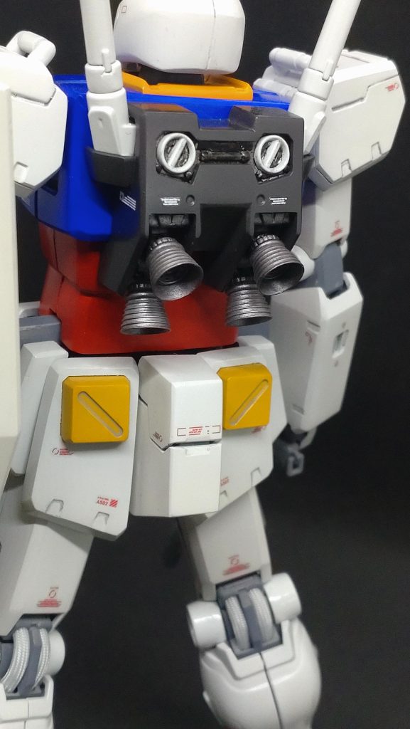 バックパック〜腰部スラスターノズルは金属製のパーツに交換。腰部のバズーカラッチ部分も新造して前後に延長しました。