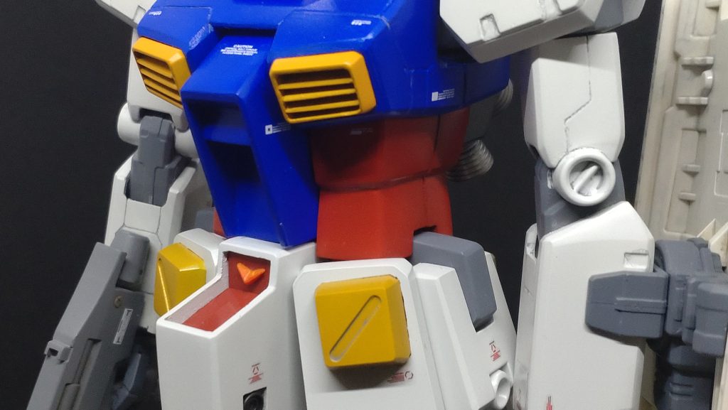 腹部〜腰部大幅に手を入れた部分。サイドアーマーは、グレーの基部を中から生えているように腰部に固定して、アーマーだけが可動するように変更。おかげで、腰は回転できなくなったけど…。胸の内部フレームと肩関節はガンダムVer.O.Y.Wに置き換え、腰部関節はMGユニコーンガンダムに置き換えました。