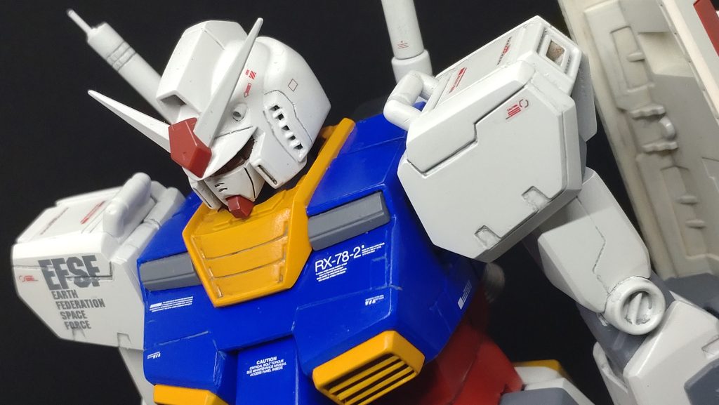 頭部このアングルではわかりにくいけれど、上下に幅詰めして前後に延長。後頭部はカトキ画稿の特徴である「折れ角」を入れてます。