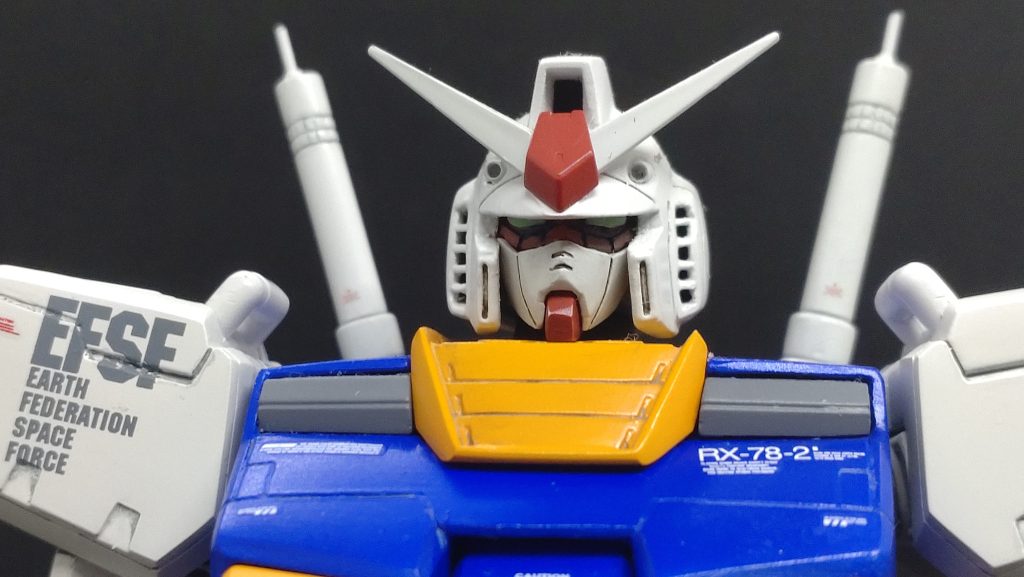 フェイス部カメラアイは、蛍光塗料を使ったのでUVで光ります。