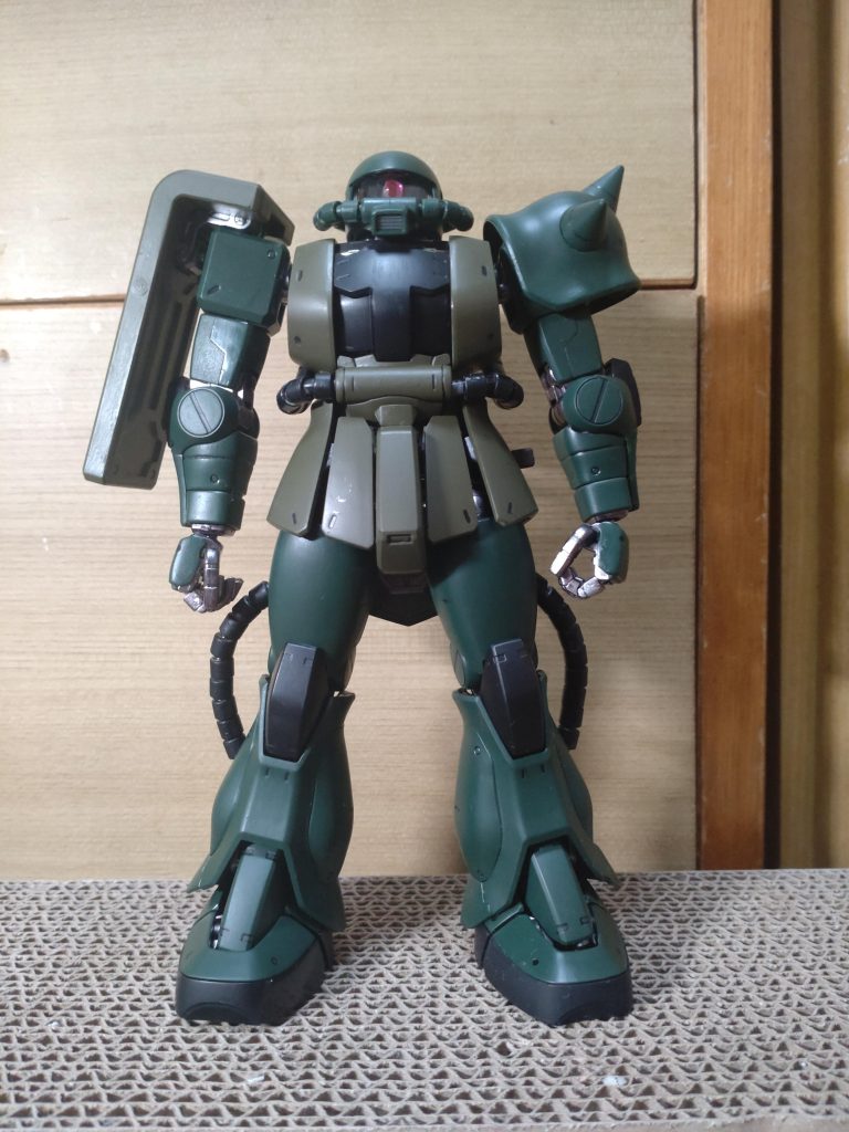 初めて買ってもらったプラモデルが1/144シャア専用ゲルググと1/100リアルタイプザクでした。プラモ自体初めて目の前にし、自分で作れず父親に作ってもらいました。大人になってリベンジしようと思いMGザクをリアルタイプ風に塗装しました。