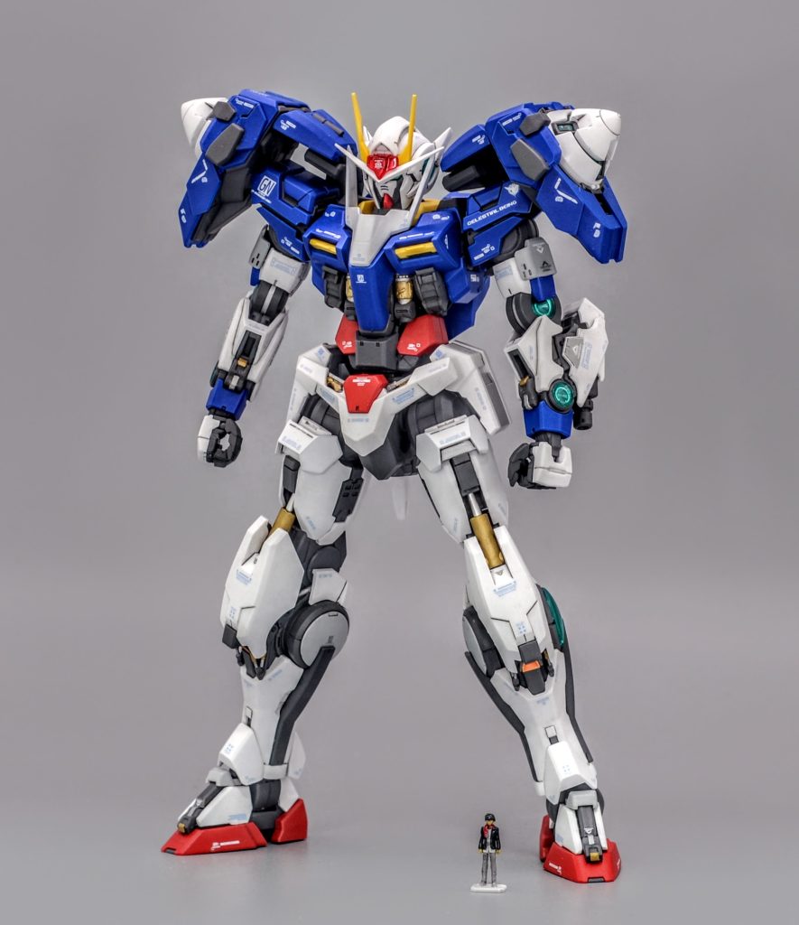 ダブルオーガンダムASWですMGダブルオーのシュッとしたスタイルからマッシブなスタイルへ改造しました胸部はMG、HGのガンダムフレームを組み込んでディテールアップしました