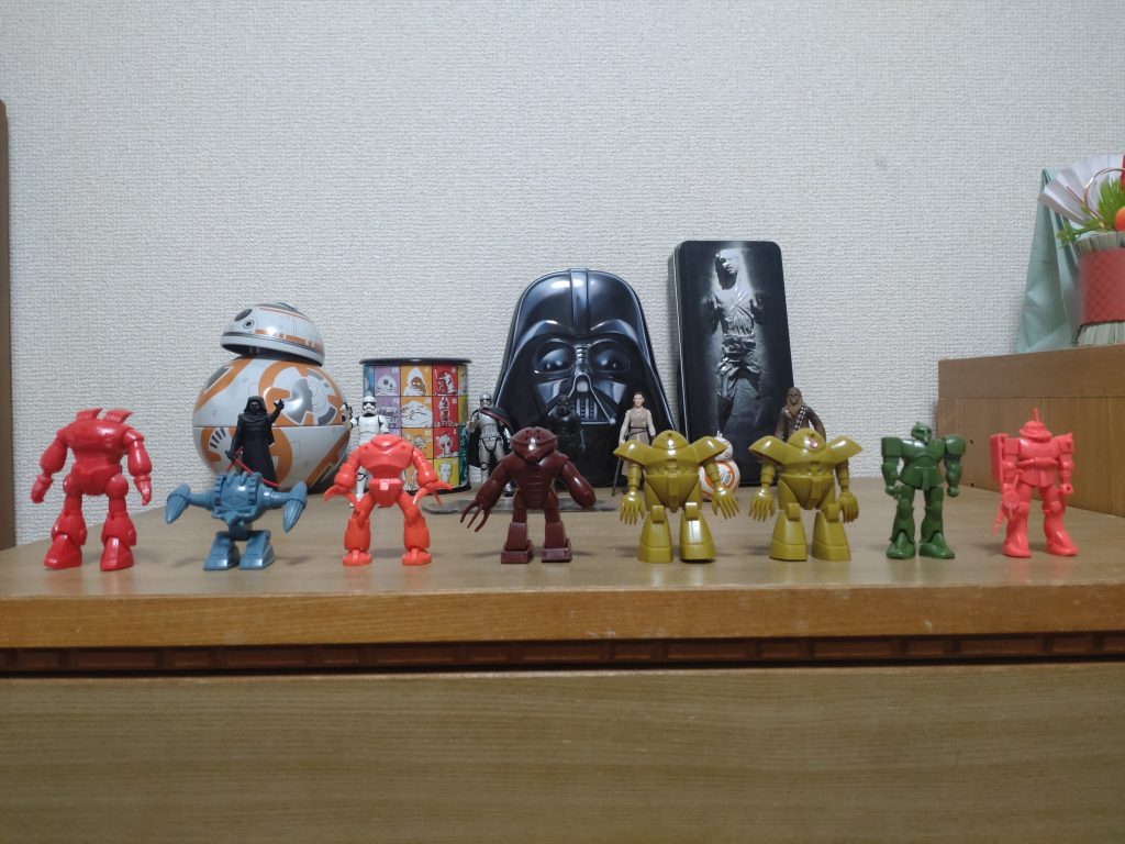 17年前に引っ越しの際に後輩から頂いたミニプラ。部屋に箱のままずっと飾ってたのですが、ようやく手を着け始めました。中々かわいいキット達です。