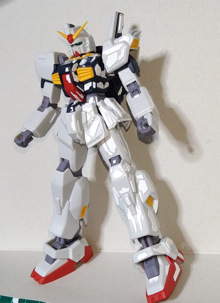 左側全身にプラ板を貼り付けた状態。ガンダムMk-Ⅱをパチ組みした際にデザイン的に色々ディテールアップしたら楽しそうだな~と思ったのが制作のキッカケです。