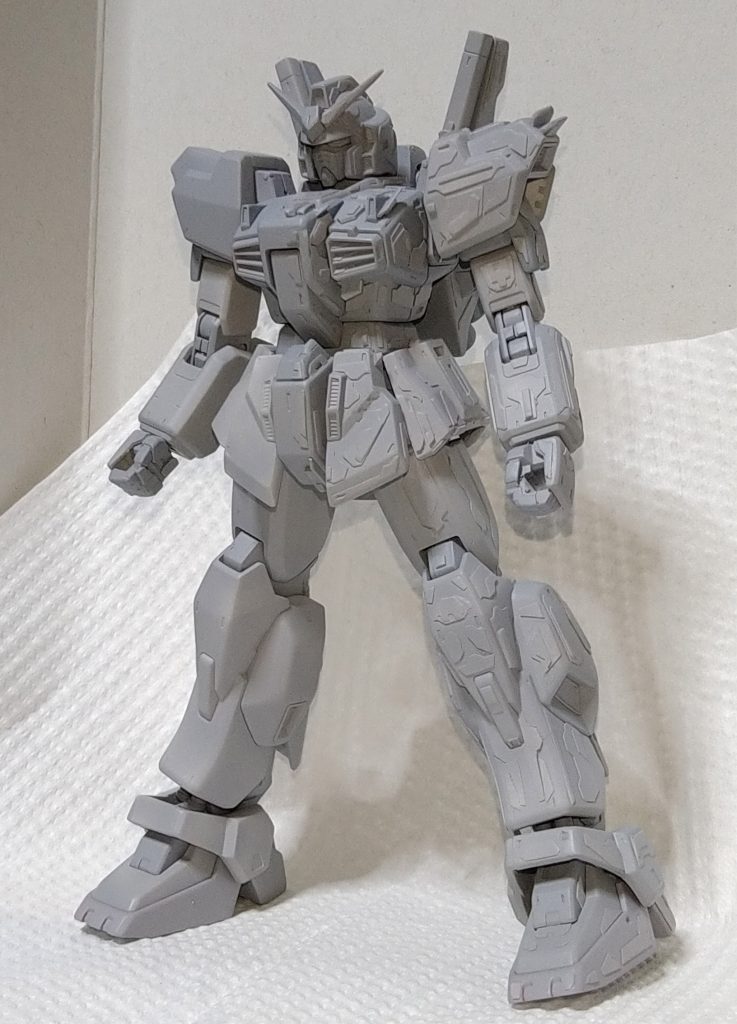 グレーサフ状態。頭のヒサシ部分のプラ板が飛んで無くなっていたので筆で同じ様な形状を描いて誤魔化しています。こういうデザインを何か参考にした訳でも無く何となくの記憶を頼りに作りましたがまずます形になった…かと思います。