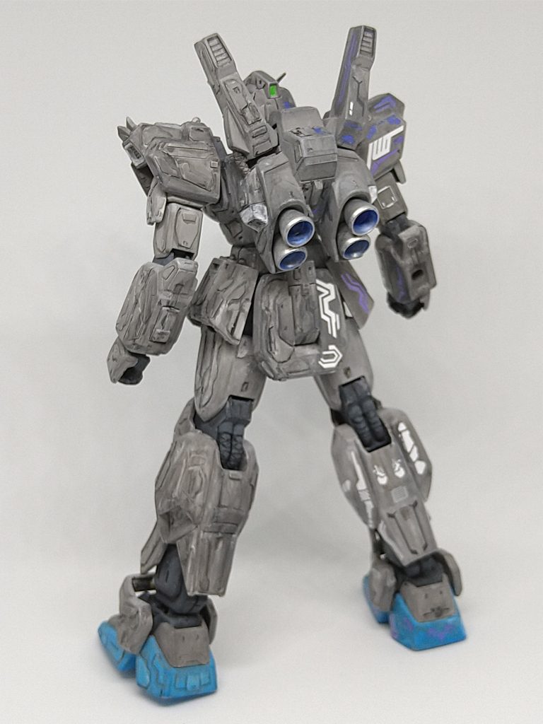 バックショット。足首シリンダーとバーニア部分だけクレオスの水性ファインゴールド、ファインシルバーを使っています。バーニア内部はアクリルガッシュで塗っています。