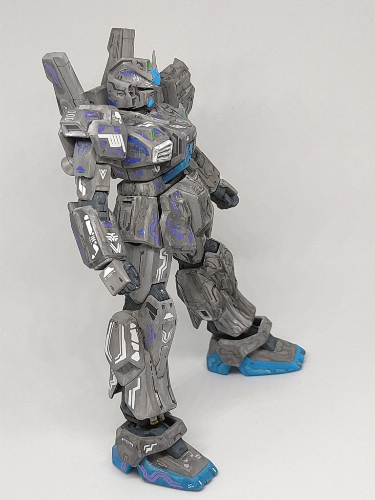 右側半分はアシタのデカールを使っています。普段、アクリルガッシュの筆塗りを行っているのでデカールを貼れない…とばかり思っていましたが、最近は筆塗り技術の向上により、ほぼ平面な塗膜で塗れるので前に試作した際に使ったアシタのデカールであればかなり綺麗にデカールを貼る事が出来ると判りました。公式デカールは…まだ使ってないです。