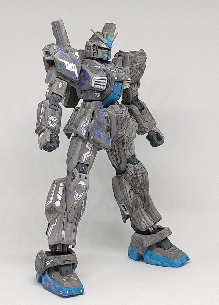 プラ板を張り付けた左側のディテールを参考になるべく似たような形状・大きさのデカールを右半身に貼りました。デカール選別にまたも時間がかかりました…