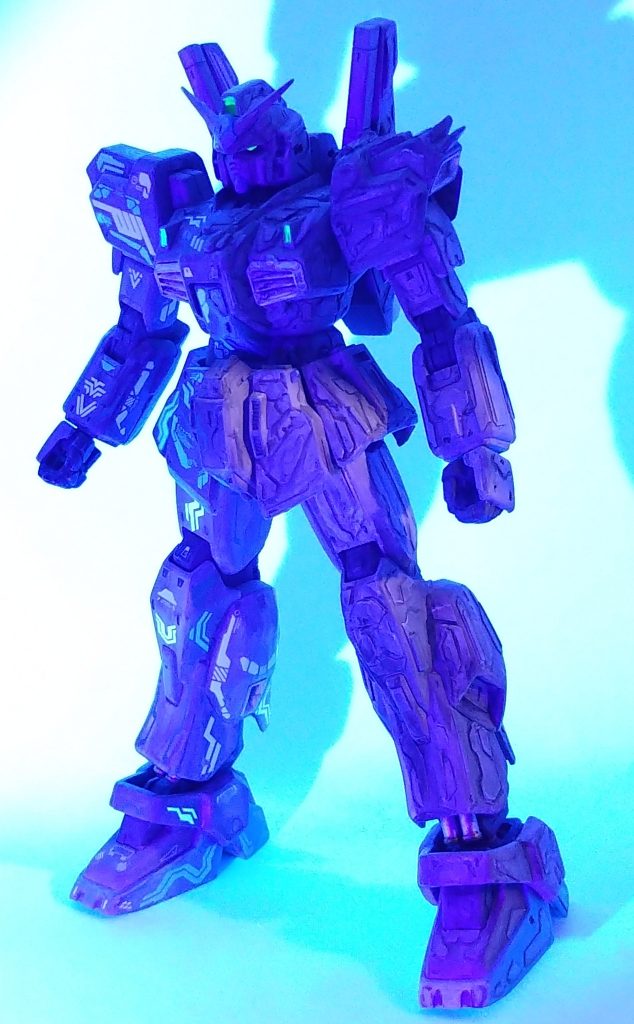 カメラ・モノアイ部分はアクリルガッシュ蛍光カラー、アシタのデカールも偏光カラーにブルーに反応する蛍光デカールを使っています。自分で見て楽しむ程度ですが最近は蛍光カラーを使うのが楽しいです。ブラックライトを使う際には直接光を見ないようご注意下さい。