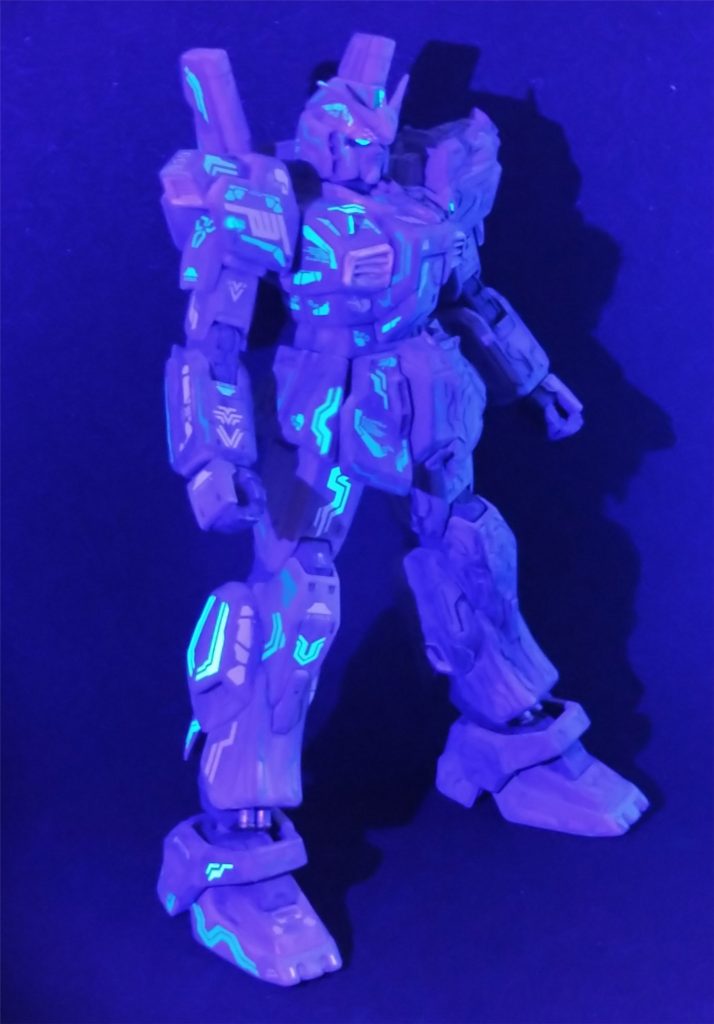 肝心なデカールを貼っている右側写真が全部ピンボケしてました…蛍光の光具合だけでもご確認できると幸いです。