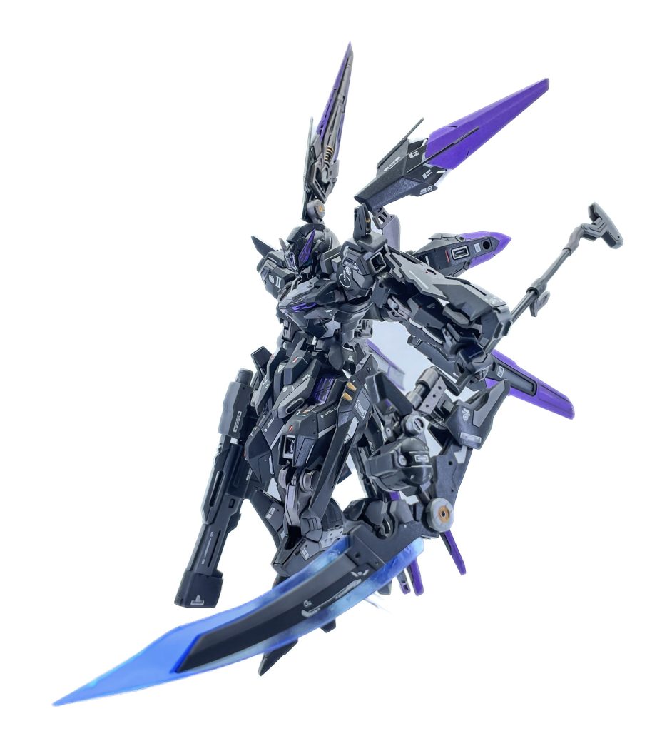 ギミックにより折り畳みが可能な他、前方に刃を向ける事でビームスピアとしても使用可能