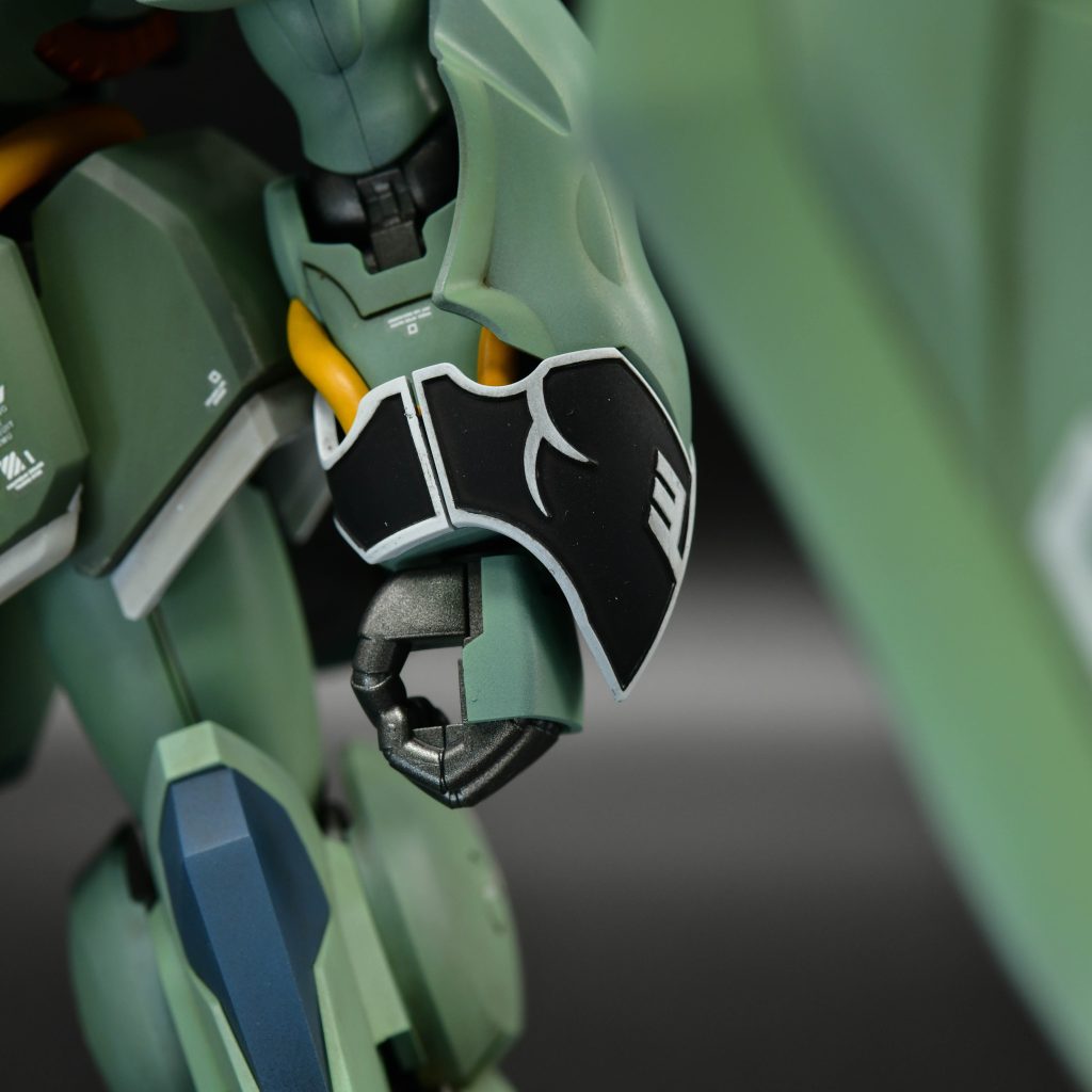 これが繊細な作業でちょっとでもブレると不要な部分も拭き取ってしまいます。細かな修正は筆塗で対応しました。