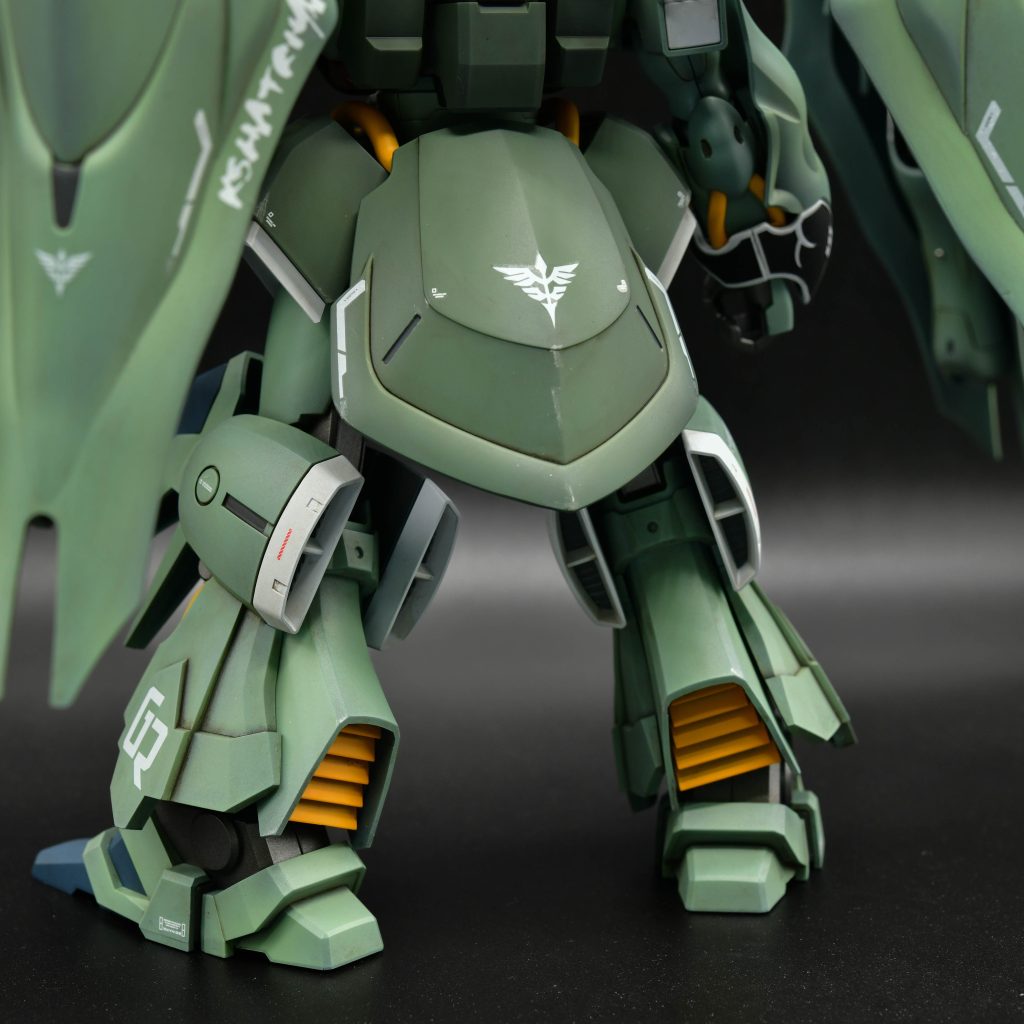 イエローには橙黄色を使っていますが、トーンを落とすために下地にブラックを使っています。