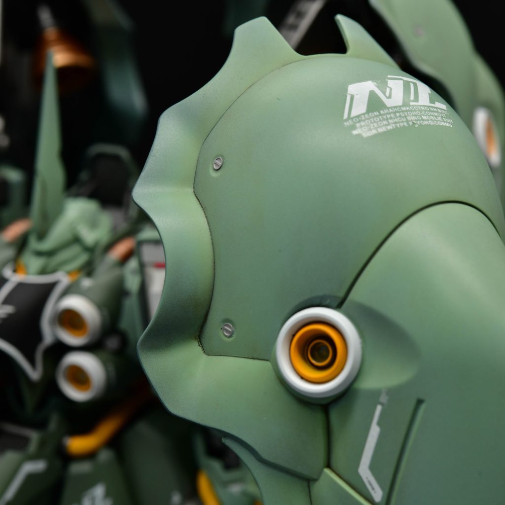 外装の下地は黒立ち上げ塗装をして重厚感を表現しました。エッジに少しだけウェザリングを施しています。