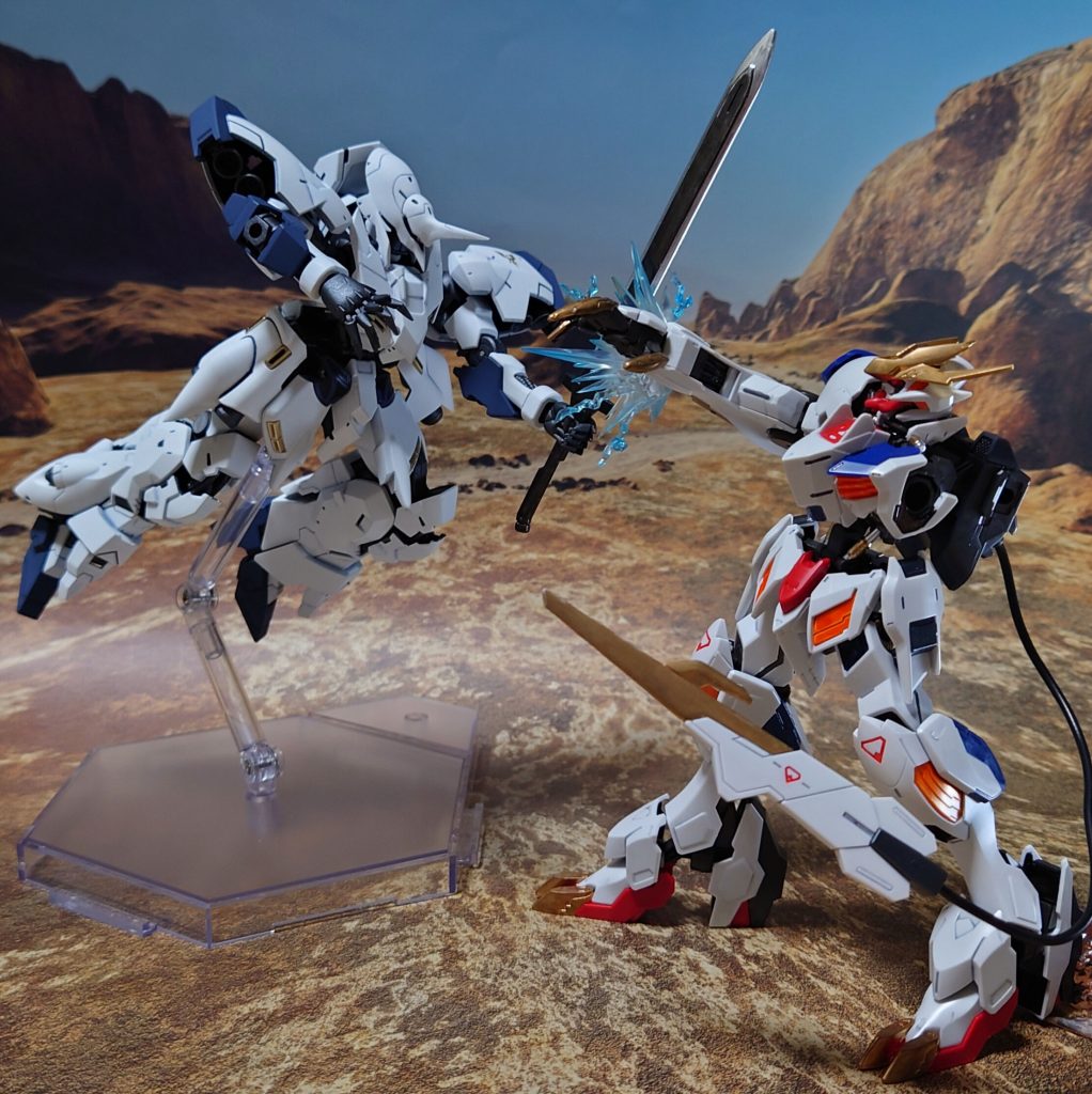 “こいつ、バルバトスのことを知っている…？”“ネビリム”は、倒したグレイズから奪った剣で、バルバトスルプスレクスに襲い掛かる。