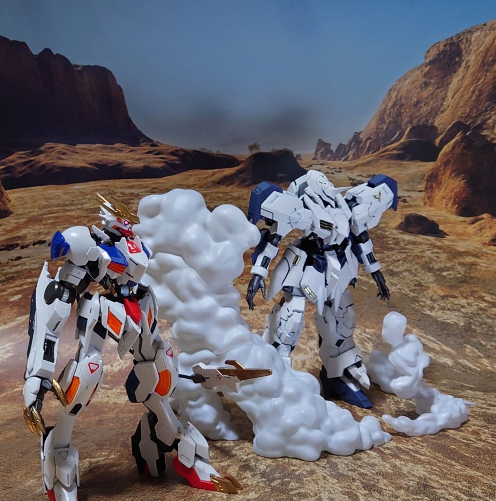 “この前の、鳥のやつに似てる……？”厄祭戦終戦から300年。“ダインスレイヴ”によって抉れた鉄華団本部付近の地下から、“それ”は目覚めた。