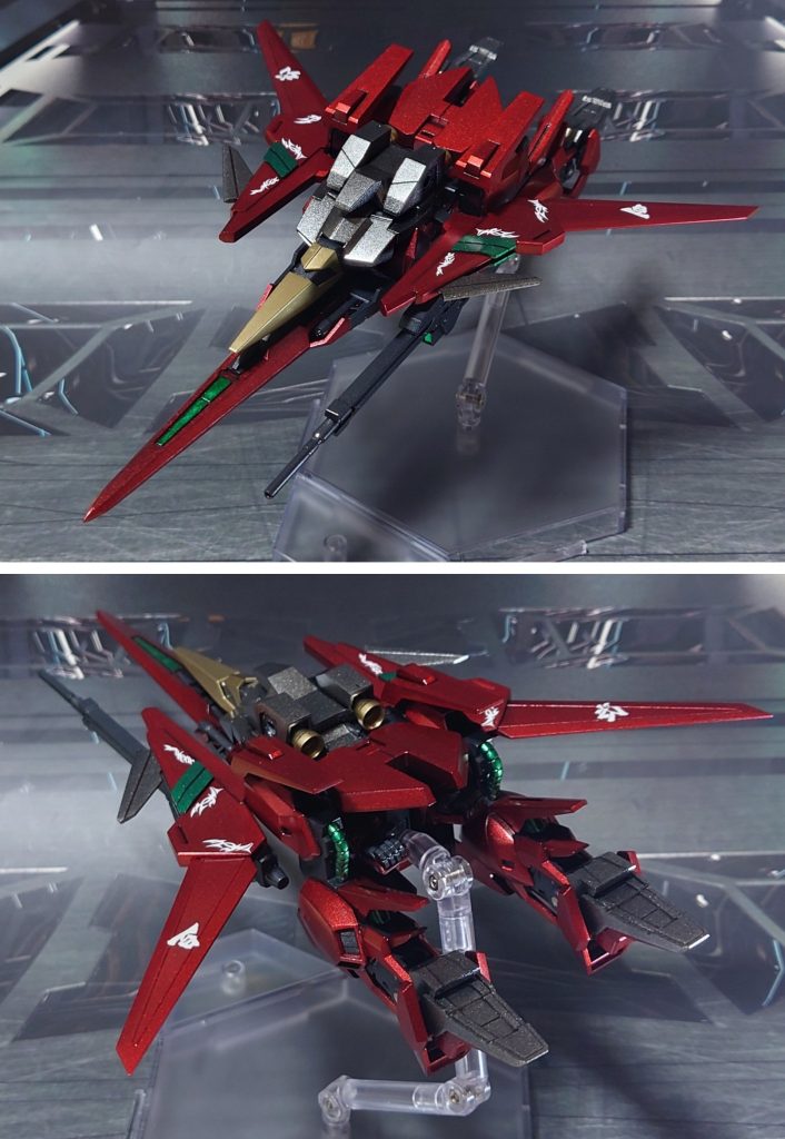 ウェイブライダー形態の前後ろ。ウイングバインダーの片方だけ、塗装を失敗して塗膜が荒れてしまいました。しかし塗装済みパーツをマスキングして挟み、合わせ目消しする方法を取ったので、完全に塗装を落としてやり直すのは難しいと判断。出来るだけリカバリーして、デカールで視線誘導して誤魔化すことにしました。