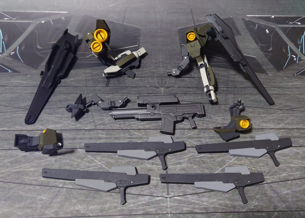 今回用意した装備一式。■塗装工程緑:黒サフ→オリーブドラブ→つや消し黒:黒サフ→メタリックブラック→つや消し白:パーツ裏側に黒サフ→パーツ表側にグレーサフ→ガルグレー→つや消し黄:グレーサフ→黄橙色→つや消しグレー:グレーサフ→ニュートラルグレー→つや消し関節等濃グレー:黒サフ→MS連邦グレー→つや消しABS製パーツ・ポリキャップ:PPプライマー→MS連邦グレー→つや消しアサルトライフル:黒サフ→ガンメタル→つや消しその他墨入れ・部分塗装:ガンダムマーカー各種