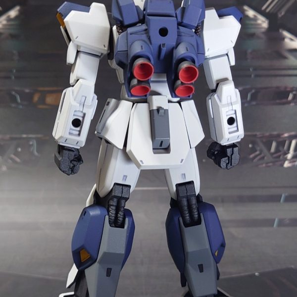 HGUC 1/144 ガンダムMk-Ⅱ (REVIVE版)、オリジナルカラーで全塗装がほぼ完成。メイン武器に持たせたいブツが発売前のため、一旦ストップ。さて、頭部にRG版のガンダムMk-Ⅱのものを用意しましたが、元のHGUC版とどちらが良いか、検討中。頭部単品ならRGの方が格好良い、しかしボディとのバランスはHGUC版も悪くない。まだ武器の完成まで期間が空くので、ゆるりと検討します。（6枚目）