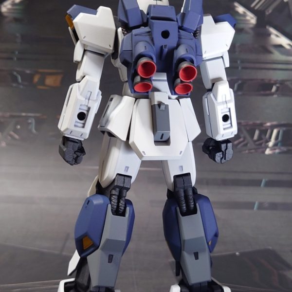 HGUC 1/144 ガンダムMk-Ⅱ (REVIVE版)、オリジナルカラーで全塗装がほぼ完成。メイン武器に持たせたいブツが発売前のため、一旦ストップ。さて、頭部にRG版のガンダムMk-Ⅱのものを用意しましたが、元のHGUC版とどちらが良いか、検討中。頭部単品ならRGの方が格好良い、しかしボディとのバランスはHGUC版も悪くない。まだ武器の完成まで期間が空くので、ゆるりと検討します。（5枚目）