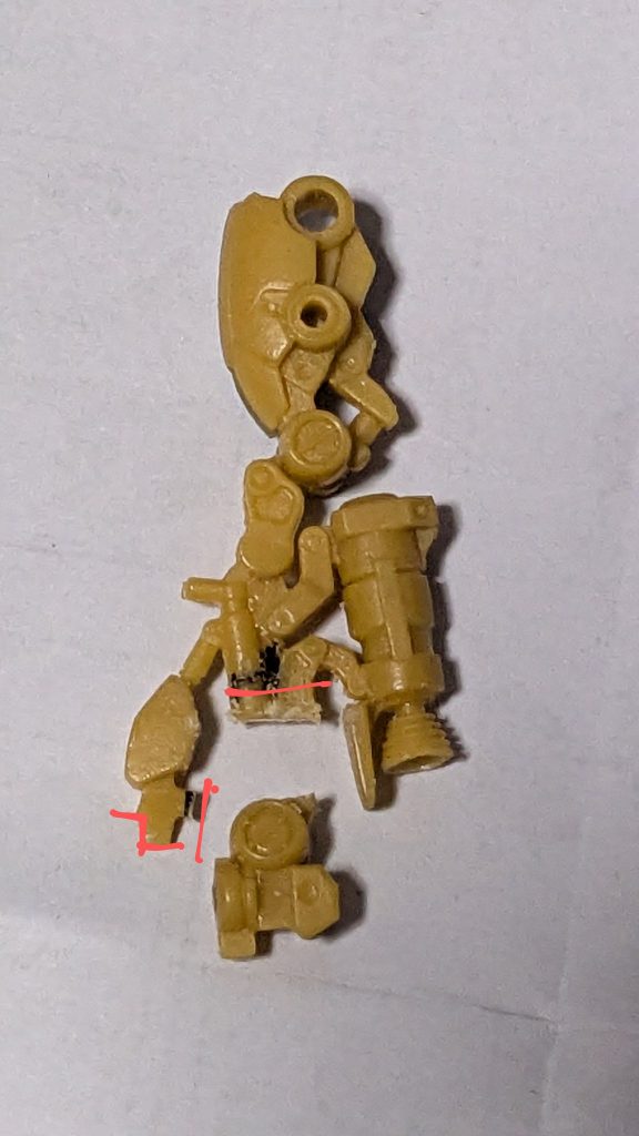 膝を後ハメ加工。足首を切断約1mm削って再接着。さらに足の甲の隙間を0.5mmプラバンで埋めて隙間を少なく。 動力パイプの差込部分を短くカットして組み立てやすく。 足回りの安定板?は薄く削りました。