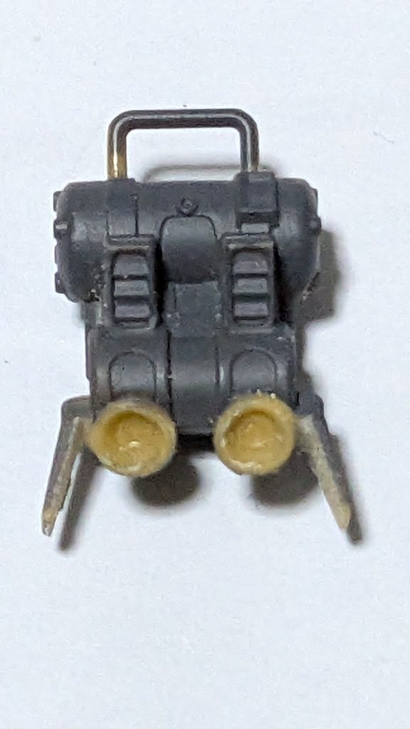 上部のバーの取り付けを変更。安定板を薄く削って、バーニアを一度切り離して角度を変えて再接着。