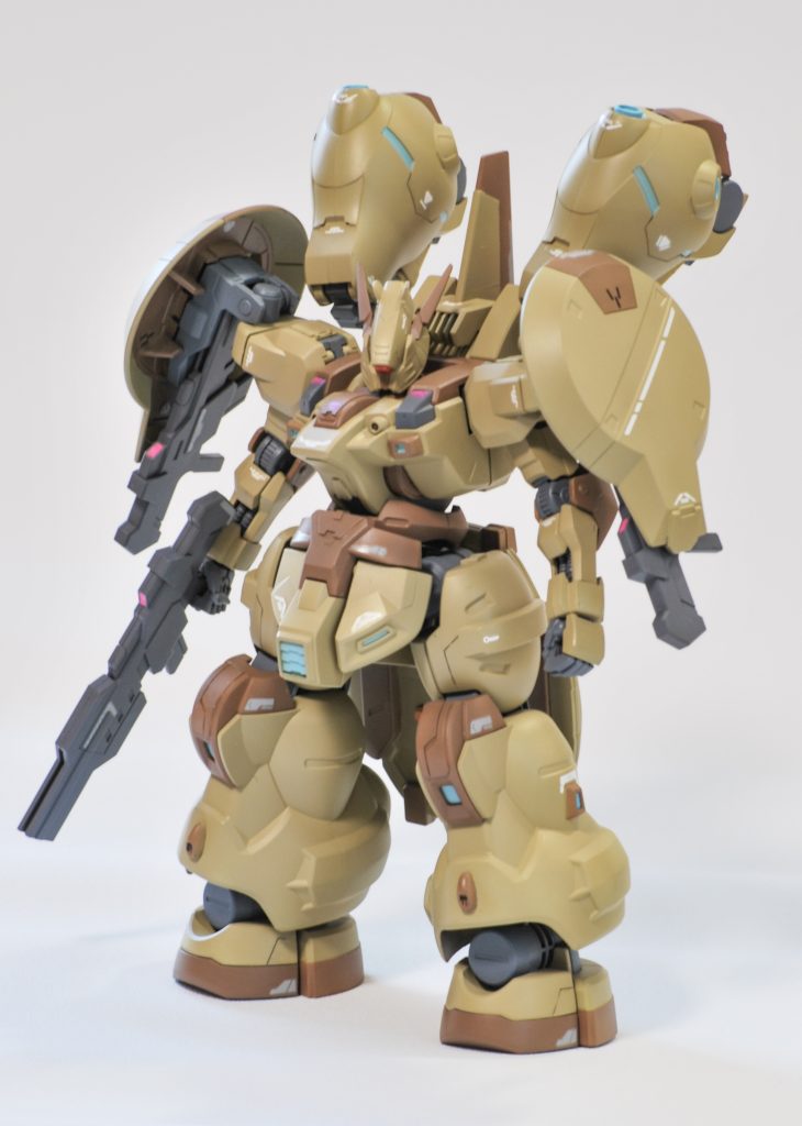 全体的なプロポーションは、S字立ちはさっさと諦めて、腕を上腕で4mm、脚は股下で2mmの延長して、ずんぐりむっくりから出来るだけ抜け出し、好みのバランスにしたつもりです。