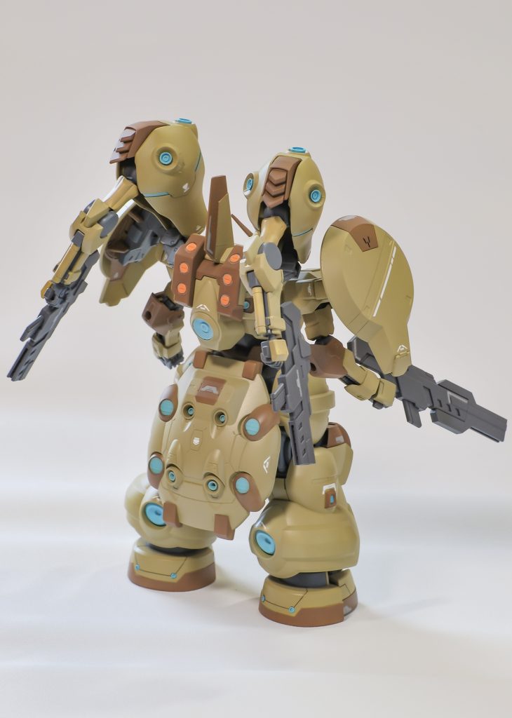 カラーリングは一旦、ジ・オの様に黄色っぽくしたのですが、何となく好かんな‥となり、サンドカラー&ブラウンのバイカラーで色分け。細かいバーニア、エグゾーストはジ・オを意識してちょこちょこ増設し、30箇所近くになっています。色分けや塗装後の後付けを頑張りました。ゴールドでもカッコいいかなと思われますが、エメラルドの排出口です。