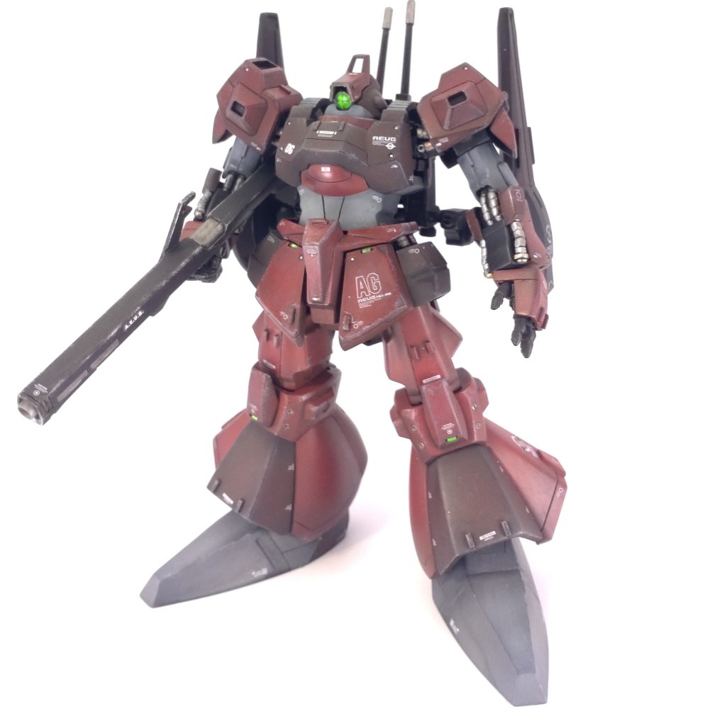 改造は以下のとおりです。記憶ベースなので間違っていたらすみません。頭部の庇:2mm角棒を前に貼って延長。モノアイはHアイズ肩横アーマ:ポリキャップを入れて後ハメ加工胴体の延長:底に1mmプラ板を張ってたしか3mm延長手:MSハンドに交換。甲のパーツはキットのものですが、ぶかぶかなのでエポパテですき間埋め