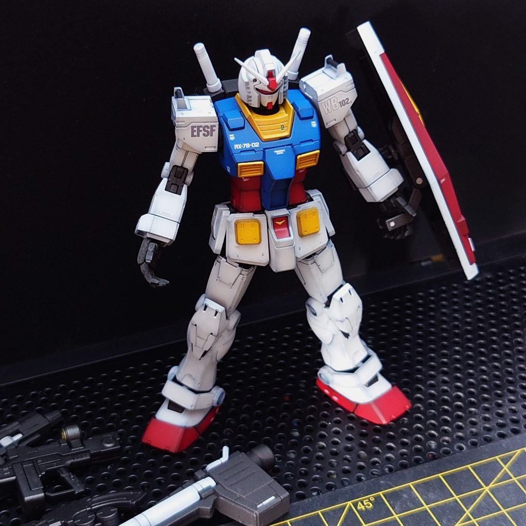 あとはうっすらグラデーション塗装。緑がかった白が初代ガンダムの基本色だと思いますが、ちょっとクールに青っぽい白に仕上げました。  