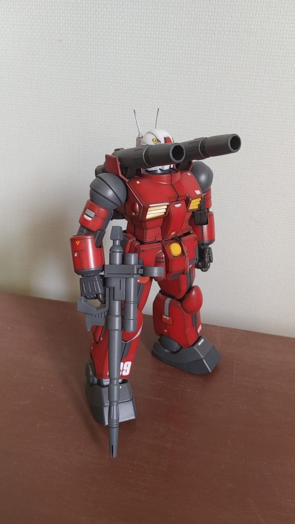 わかっている、わかっているけど言いたくなる言葉がありますね。肉眼とちょっと違う。なんでガンプラの撮影ってこんなにむずかしいのでしょうか。スマホのレンズのせいなのはわかっています。でもこの撮影のためにロートル一眼(not.モノアイ)のD700を引っ張りだしてくるほどの熱意もありません。あーでもないこーでもないと撮りまくった結果、何がいいんだかわかんなくなってきたので、別な条件で撮ったやつも載せます。 まぁ実際のところ色味だプロポーションが肉眼と違ったところで、気にしているのは作った本人だけです。