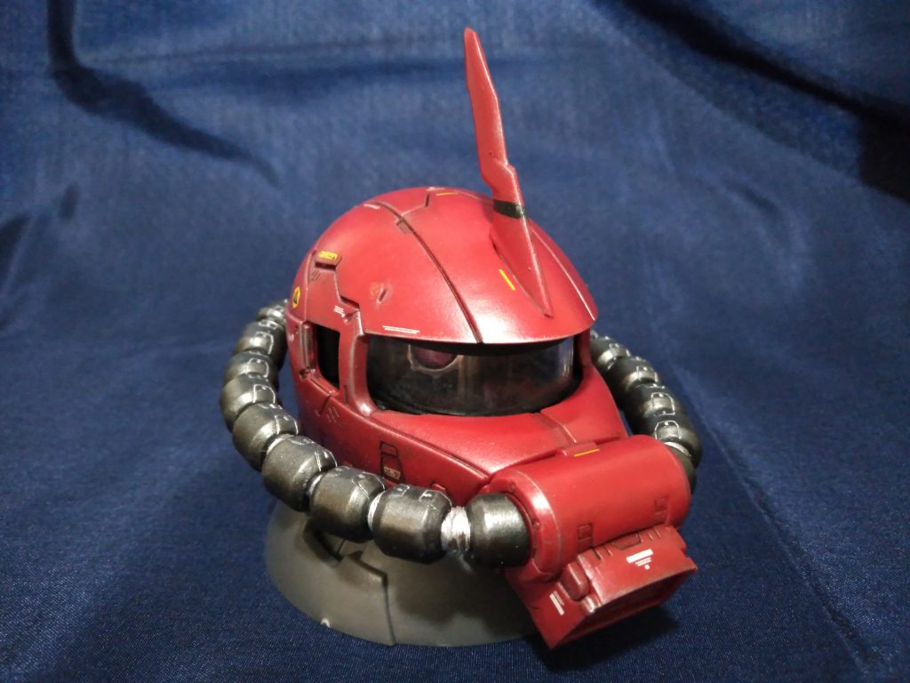 どこから見ても目つきが悪くなるようにモノアイカバーの上部を縁取りしてあります