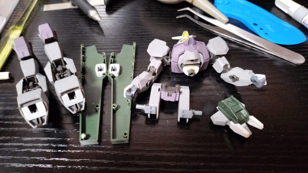 改造箇所頭 ボールジョイントの受け側にプラ板を1mm仕込んで実質首延長足 プラ板で1mm延長背中のビット 何かの二の腕を輪切りして接着(歴戦のジャンク感がすごいビット君)背中のバーニア 左右ひっくり返して何かの3mm軸パーツを接着腰 プラ板とパテで2mm延長尻 サバーニャのパーツをカット→パテ埋め→プラ板→真鍮線を使い接着白いパーツは貼っただけ感を消すためにバーゼラルドから取ってきました(地味柳瀬ポイント)