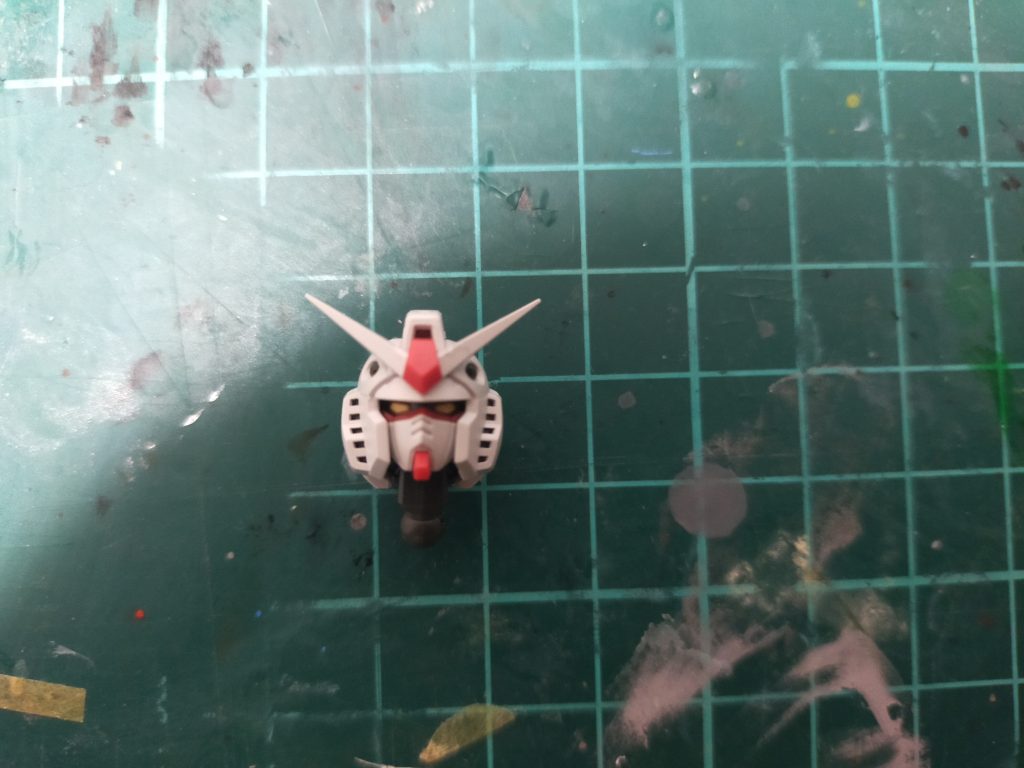 よく言われるヘルメットパーツですね。気になるという意見もさして気にならないという意見もよく耳にします。皆さんはどうでしょうか。私はとても気になりました。というのもバルカンが埋まってるだの庇の段差どうのこうのよりヘルメットパーツが一回り大きいせいで頭でっかちになってカッコ悪く見えるんですよね。