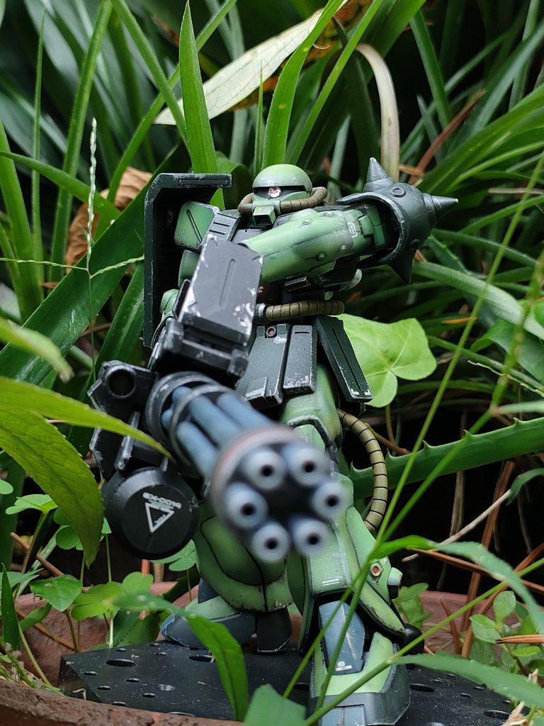 ビルドパーツのジャイアントガトリングを持たせ、庭で密林戦を再現! 立ち込める硝煙のニオイ。