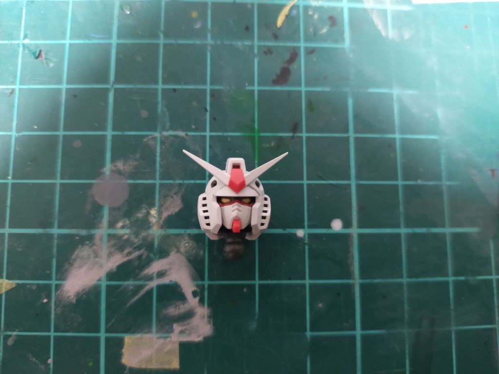 ということで内側も外側も削って一回り小さくしました。（写真では左側のみ）もう少し攻めようかと思ったのですが、この時、バンダイがヘルメットパーツをサイレント修正したとの情報が入りました。それでなんか馬鹿らしくなってきてこの程度で修正を止めにしました。これ以上やるくらいならパーツ注文した方が早いですし。