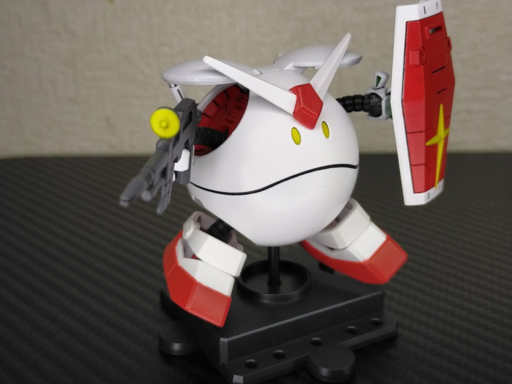 ハロプラとEXSDガンダムのジョイントが同じだったためビームライフル、足はそのまま取り付けることが出来ました。シールドやバックパック、アンテナは無理やり接着してます(gundam-kao5)