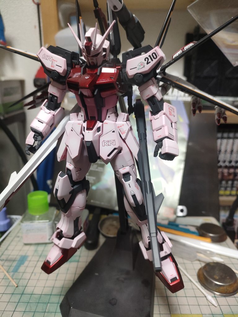 足先とボディの塗装がアクセントになったと思います。艶ありと艶消しで仕上げたけど、これはこれでいいような。赤部分はブラック〜ガイアのメタリックレッド〜ガイアのクリアレッドで。