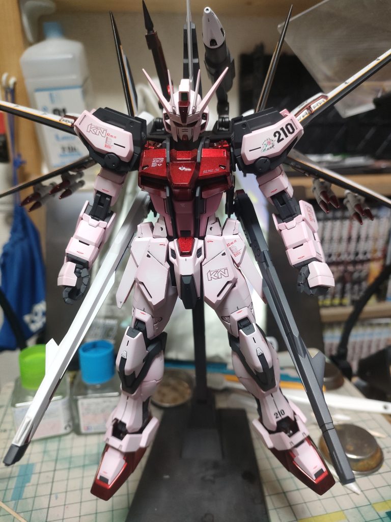 ピンク部分はピンクサーフェイサーからのアルティメットホワイトをパーツの中央に強く吹きエッジに軽くピンクが残るように仕上げました。クセはそれほど強くないかな。写真だと伝わらないかな?