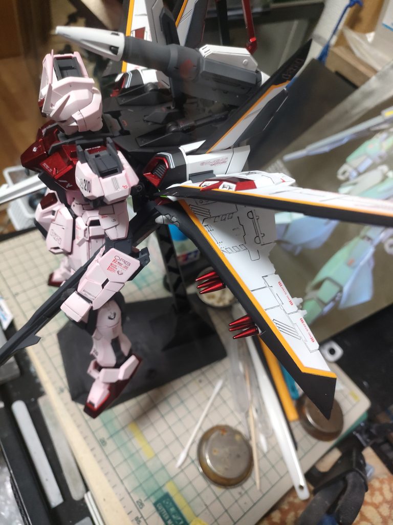 ボディのピンク部分はガイアピンクサーフェイサーからのアルティメットホワイトでグラデーション塗装。