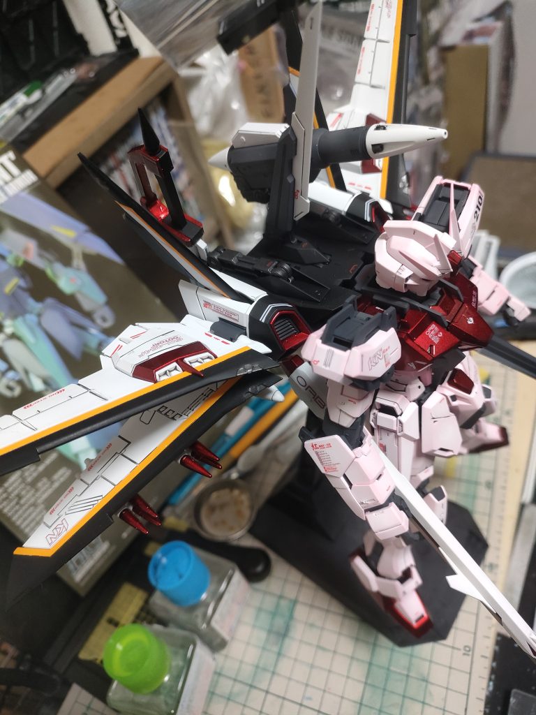 オオトリの白はグレーサフからアルティメットホワイトで塗装。フレームはスーパーヘビィサフ。