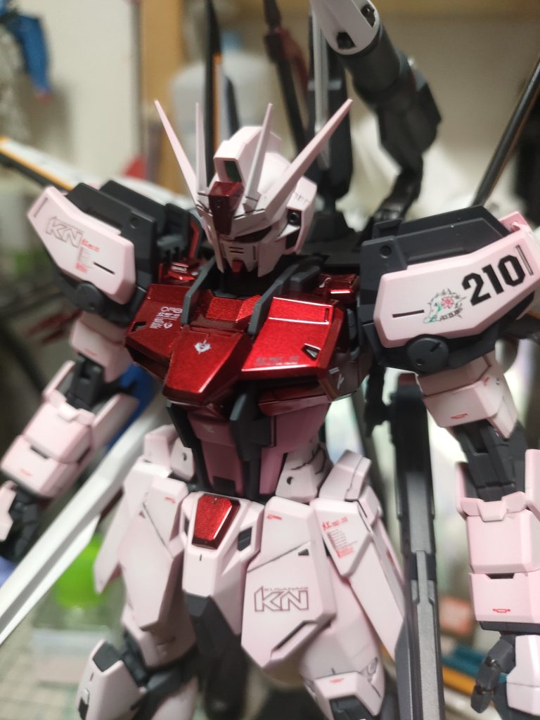 カラーリングを若干変更して仕上げました。胸部と足先とオオトリの一部、ソードの1部とミサイルの赤部分はキャンディ塗装の艶ありで仕上げました。